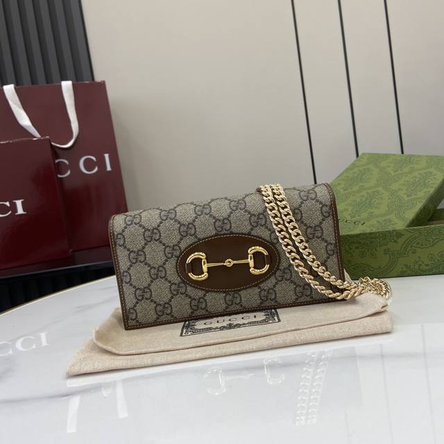 配全套原厂绿盒包装 春夏倾力推出多款Gucci Horsebit 1955系列配饰。米色 乌木色Gg Supreme帆布棕色皮革细节金色调配件云纹织物和绒面材质