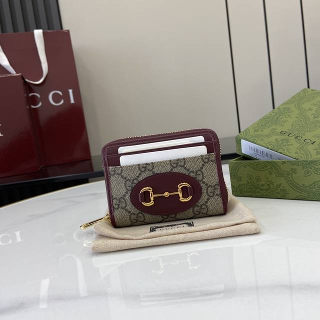 配全套原厂绿盒包装 Gucci Horsebit 1955系列再次扩大阵容，推出采用双G字母交织图案设计的全新卡包。长方形设计搭配经典马衔扣配件，令人联想起品牌