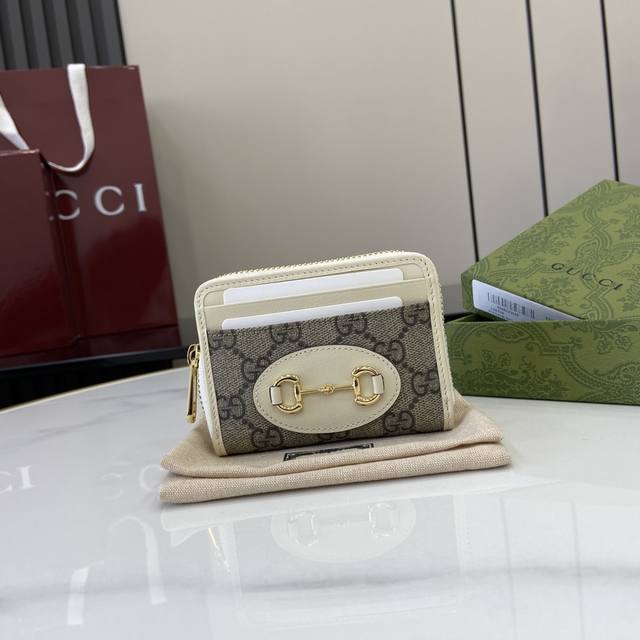 配全套原厂绿盒包装 Gucci Horsebit 1955系列再次扩大阵容，推出采用双G字母交织图案设计的全新卡包。长方形设计搭配经典马衔扣配件，令人联想起品牌