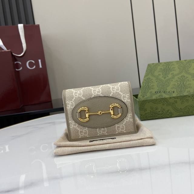 配全套原厂绿盒包装 在 早秋系列中，全新推出这款由Gg Supreme帆布和燕麦色皮革材质制成的Gucci Horsebit 1955系列卡包。该系列采用与手袋