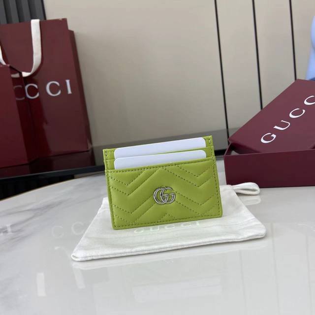 配全套原厂专柜包装 这款Gg Marmont系列卡片夹以亮绿色V型Matelassé牛皮革匠心打造。包身造型挺括，配以银色调标志性双G配件。亮绿色V型Matel