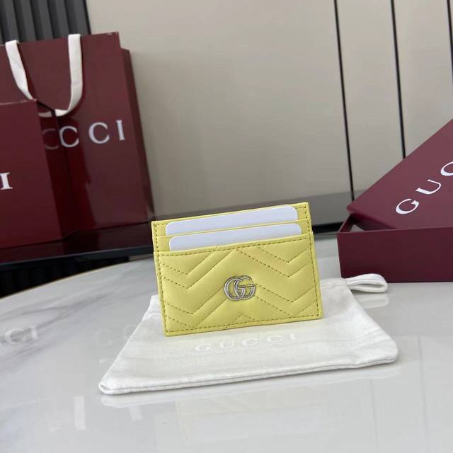 配全套原厂专柜包装 这款Gg Marmont系列卡片夹以黄色V型Matelassé牛皮革匠心打造。包身造型挺括，配以银色调标志性双G配件。黄色绗缝V型牛皮革银色