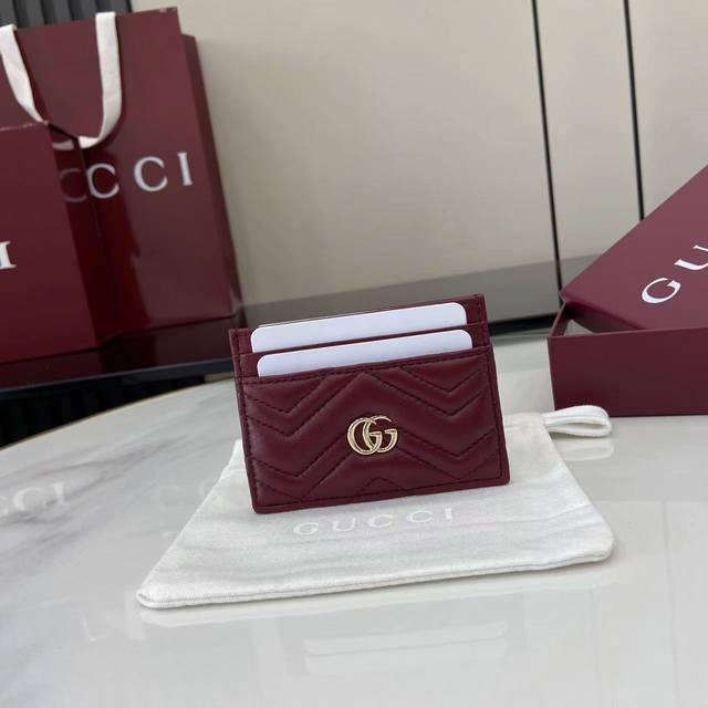 配全套原厂专柜包装 这款Gg Marmont系列卡片夹以安可拉红色V型Matelassé牛皮革匠心打造。包身造型挺括，配以浅金色调标志性双G配件。安可拉红色绗缝