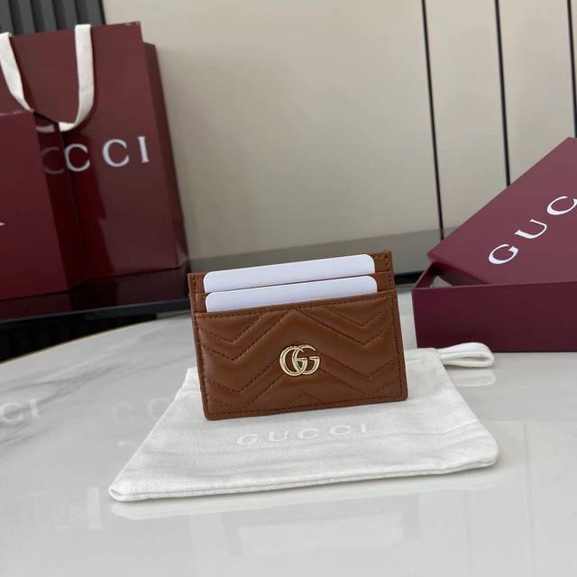 配全套原厂专柜包装 这款Gg Marmont系列卡片夹以棕色V型Matelassé牛皮革匠心打造。包身造型挺括,配以浅金色调标志性双G配件。棕色绗缝V型牛皮革金 配全套原厂专柜包装 这款Gg Marmont系列卡片夹以棕色V型Matelassé牛皮革匠心打造。包身造型挺括,配以浅金色调标志性双G配件。棕色绗缝V型牛皮革金