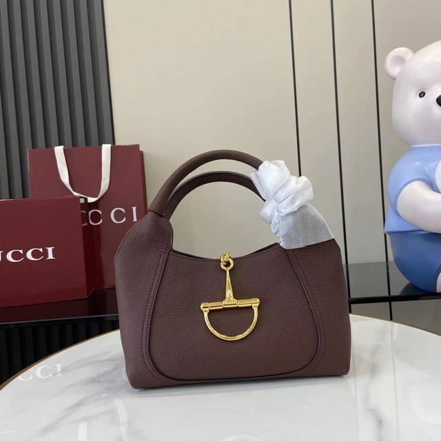 配全套原厂专柜包装 新品 这款全新Gucci Softbit系列肩背包以超大半马衔扣造型焕新演绎品牌经典配件。休闲廓形搭配磁扣设计,以纹理丰富的柔软粒面皮革匠心 配全套原厂专柜包装 新品 这款全新Gucci Softbit系列肩背包以超大半马衔扣造型焕新演绎品牌经典配件。休闲廓形搭配磁扣设计,以纹理丰富的柔软粒面皮革匠心