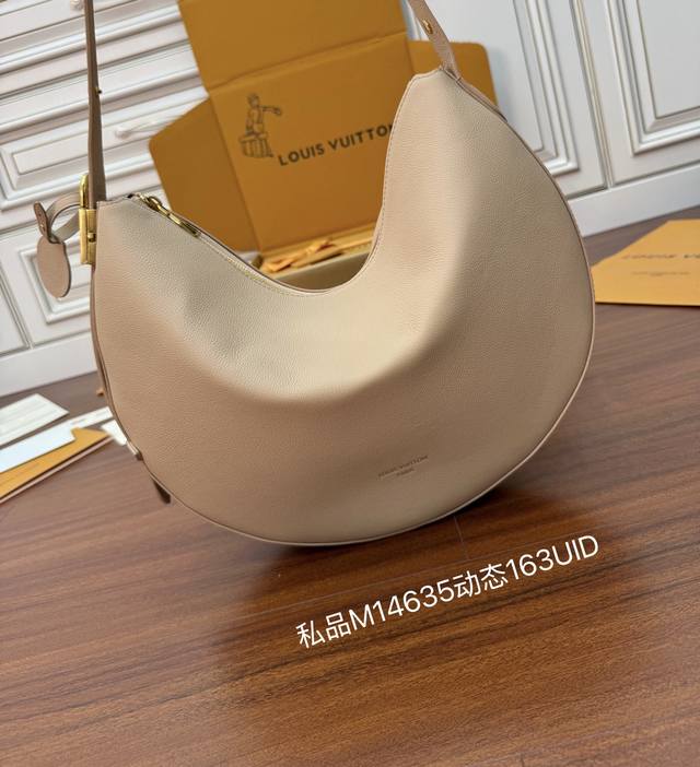 独家163首发型号:M14635私品 163动态Uid 进口菱形面料 品质第九次升级,进口原厂皮.专柜同步,动态电子芯片、礼品袋、保护纸,铜版电子标签、合格证 独家163首发型号:M14635私品 163动态Uid 进口菱形面料 品质第九次升级,进口原厂皮.专柜同步,动态电子芯片、礼品袋、保护纸,铜版电子标签、合格证