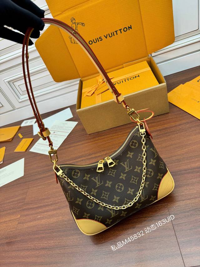 独家163首发型号：M45832私品 163动态Uid 进口菱形面料 品质第九次升级，进口原厂皮．专柜同步，动态电子芯片、礼品袋、保护纸，铜版电子标签、合格证