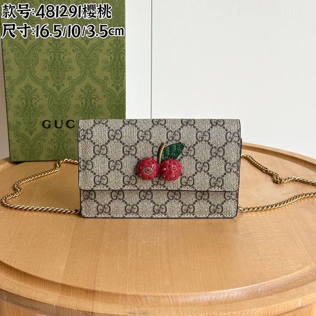升级版实拍# 款号:481291樱桃 尺寸:16.5X10X3.5Cmgucci Garden纪念品 ~盛夏 樱桃』系列新款!一个三维的樱桃配件,镶嵌晶体矗立G 升级版实拍# 款号:481291樱桃 尺寸:16.5X10X3.5Cmgucci Garden纪念品 ~盛夏 樱桃』系列新款!一个三维的樱桃配件,镶嵌晶体矗立G