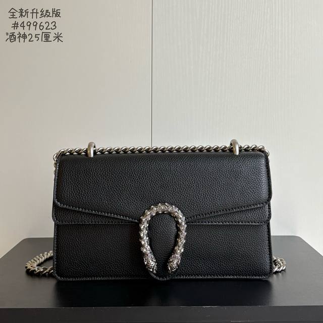 全新升级版实拍# 型号 ：499623 黑皮尺寸：25X14X8Cm 钻扣酒神真香系列警告，太绝了。保留了酒神包的完美血统，但是开启了酒神革新时代！整个包最值钱