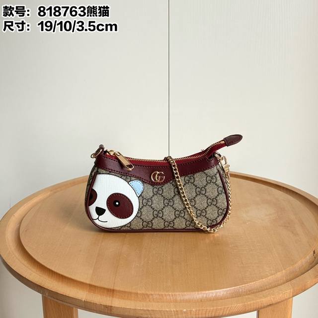实拍# 款号：818763熊猫尺寸：19 10 3.5Cm迷你手提袋又出新款今年超级火的安可拉红加入熊猫涂鸦点缀不得不说 设计师真是有点东西！背出门超级有特色～