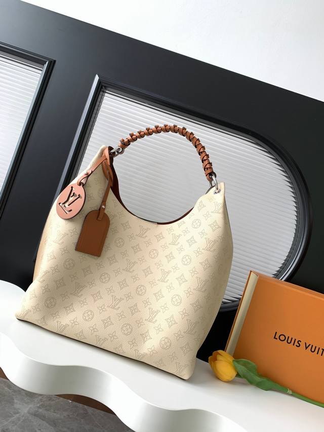 动态163C芯片 顶级原单加强版 Sac Carmel 手袋 M53188这款来自飞行模式系列的卡梅尔包采用本季的新渐变设计，点缀着对比鲜明的字母组合穿孔。它由