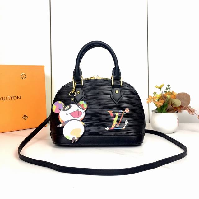 村上隆,M53152,M13670,路易威登标志性手袋中设计结构最为挺括的一,款。其原型是由加斯顿 威登设计并以Alma Bridge 为其命名的一款作品,此桥 村上隆,M53152,M13670,路易威登标志性手袋中设计结构最为挺括的一,款。其原型是由加斯顿 威登设计并以Alma Bridge 为其命名的一款作品,此桥