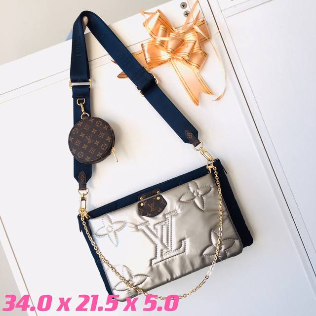 M58980，M58977，Maxi Multi Pochette Accessoires 手袋采用 Econyl 再生锦纶。以 Monogram 刺绣外层营造