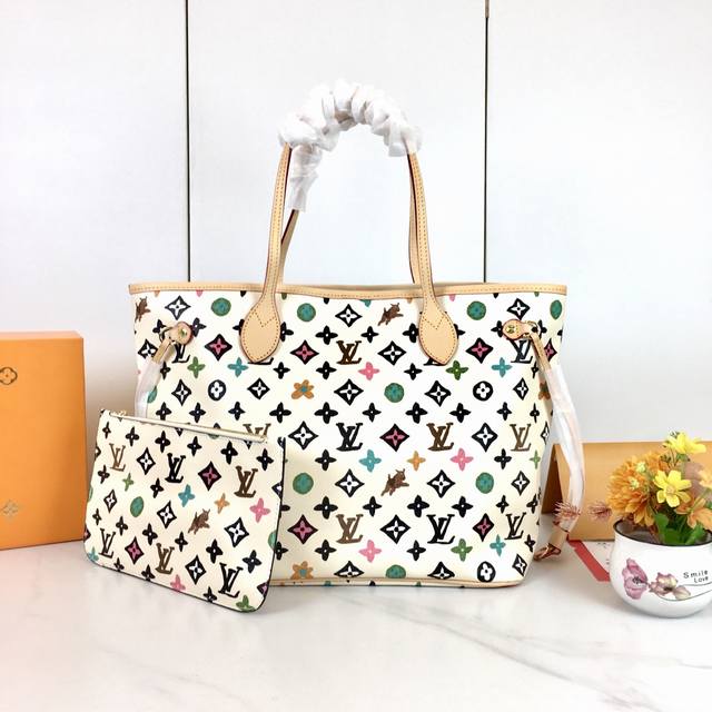 M40995 中号购物袋路易威登新款 Neverfull 全新演绎经典手袋，探索袋内精致细节。重新设计的内袋采用了清新的织物内衬和灵感源自路易威登档案馆的复古细