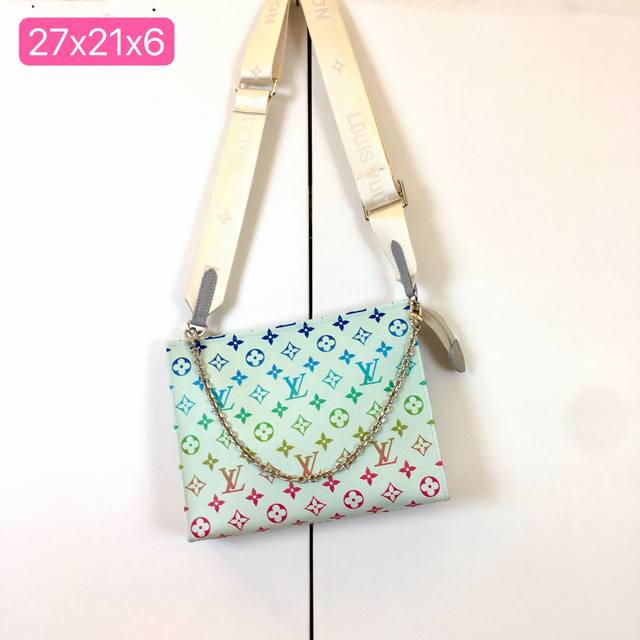 M13746，M13907，手包手拿包系列 Pochette Voyage Dnsnh中号手袋 由全新标志性黑灰 Monogram 帆布裁制而成，此款风格硬朗的