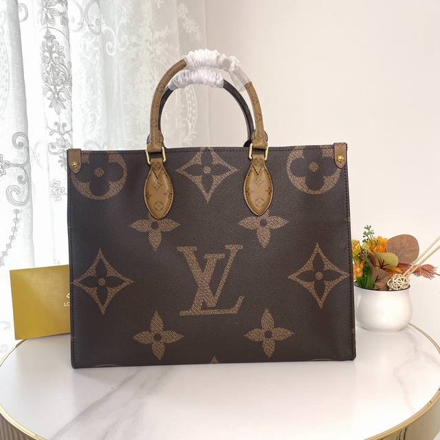 M45321！Onthego 中号手袋Onthego 中号手袋将经典 Monogram 帆布与 Monogram Reverse 帆布分饰两侧，迥异风尚随心呈现