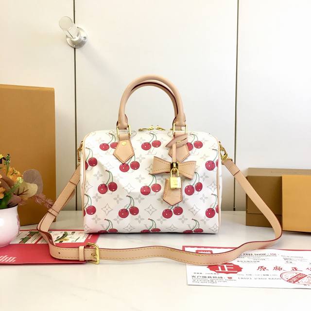 顶级原版，M17088,M40390，Speedy 25手袋 是款一完美的都市手袋。 标志性造的型与经典的 Monogram 帆布，加之多种带携方式和奢华的天牛