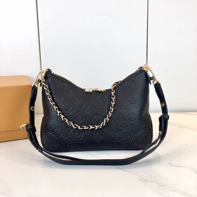 M45832，M45831，M12930，本季的Boulog以Monogram Embossed皮革材质重新演绎了可灵活运用的标志性设计。与帆布材质的现有设计一