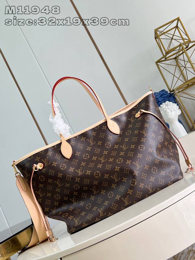 顶级原单 M11948 Neverfull BandoulièRe Inside Out Gm 手袋以 Monogram 帆布和缤纷压花织物演绎双面设计，再令考