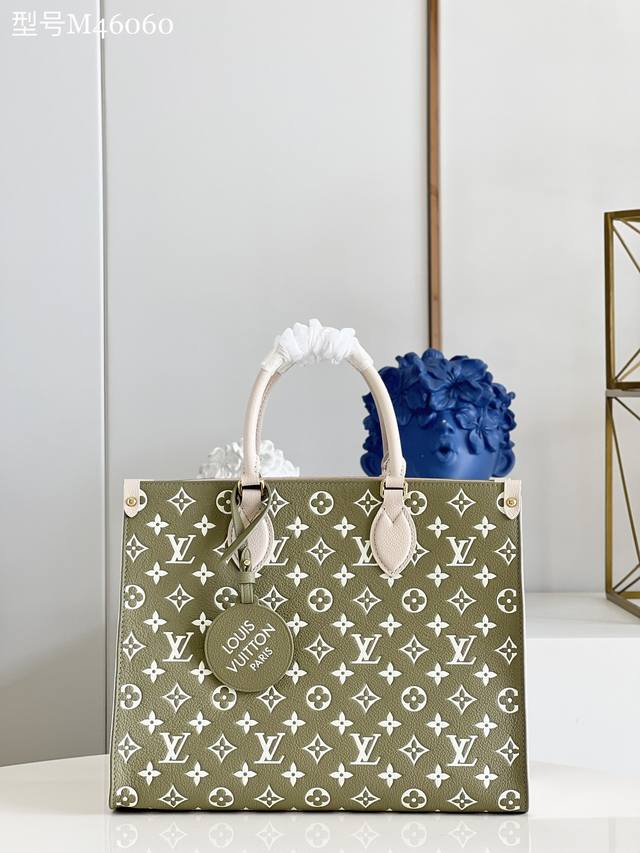 顶级原单 独家实拍M46060绿配白 本款 Onthego 手袋取材 Monogram Empreinte 牛皮革，其经典 Monogram 图案先后经过压印和