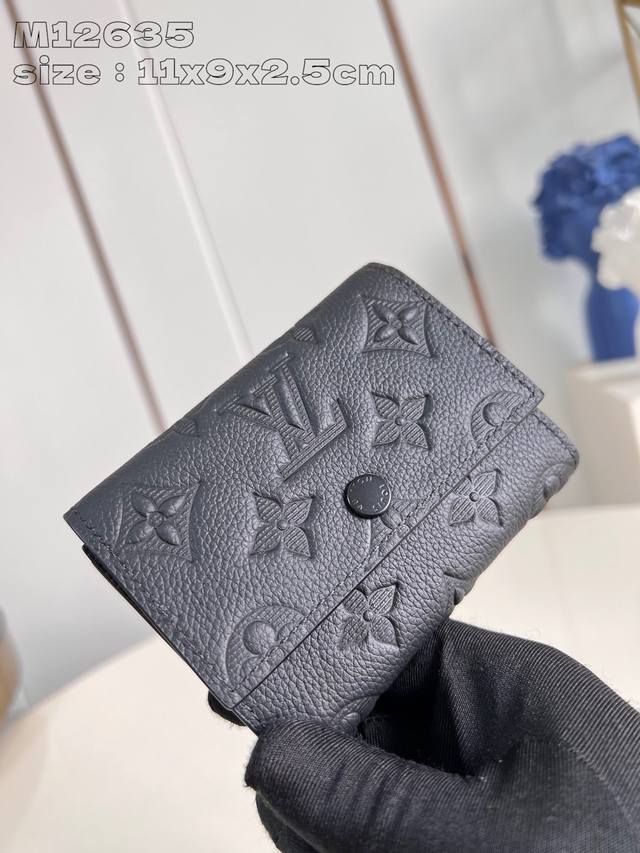 顶级原单 独家实拍 M12635压花 這款小巧的Victor錢包以Monogram Shadow牛皮製作，綴有細緻的Monogram壓花圖案，散發 低調奢華 的