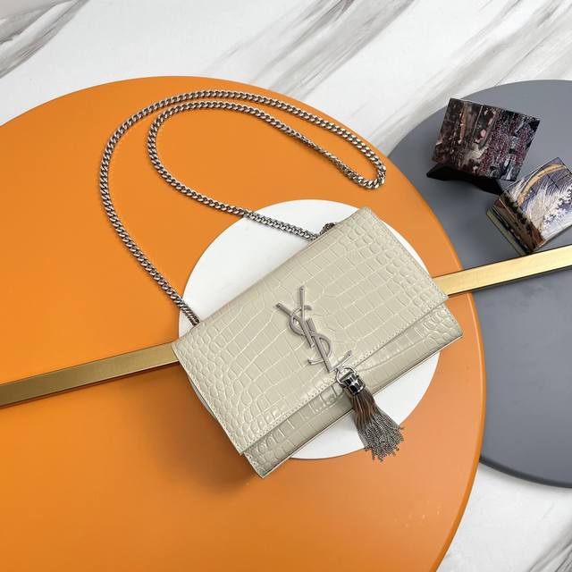 20# 原单鳄鱼纹 奶白 银扣 +Kate 最经典的款式最实用的这个系列最核心的设计便是Y家 Logo，当年Yves Saint Laurent先生邀请海报艺术