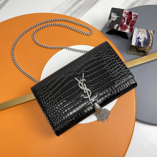 24# 原单 黑色 银扣 +Kate鳄鱼纹来袭 堪比真正的鳄鱼皮哦!背出去都被看成是鳄鱼皮呢 注意哦,正品黑色鳄鱼配金色五金哦,其它颜色全部配白钢五金哈 完全根 24# 原单 黑色 银扣 +Kate鳄鱼纹来袭 堪比真正的鳄鱼皮哦!背出去都被看成是鳄鱼皮呢 注意哦,正品黑色鳄鱼配金色五金哦,其它颜色全部配白钢五金哈 完全根