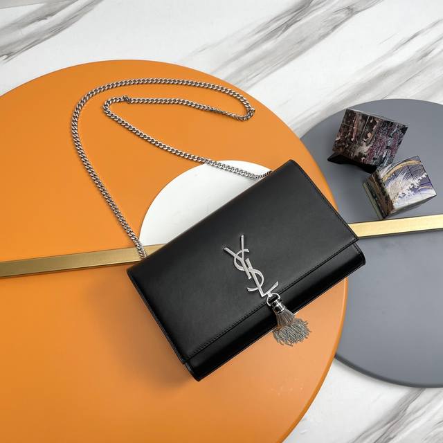 24# 原单 平纹 银扣 +Kate 经典款斜挎链条包原单版本全新到货！采用最高等级原厂牛皮，犹如抚摸皮肤般手感细腻柔滑；原版开模定制高质感五金；包内有一隔层卡