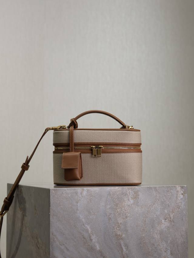 土黄牛皮配棉麻 Gaby Mini 盒子包即将火爆新一季春夏的小可爱来袭～朴彩英同款化妆包 盒子包，采用小羊皮独特衔缝工艺，双拉链设计方便开合，小小包身大大容量