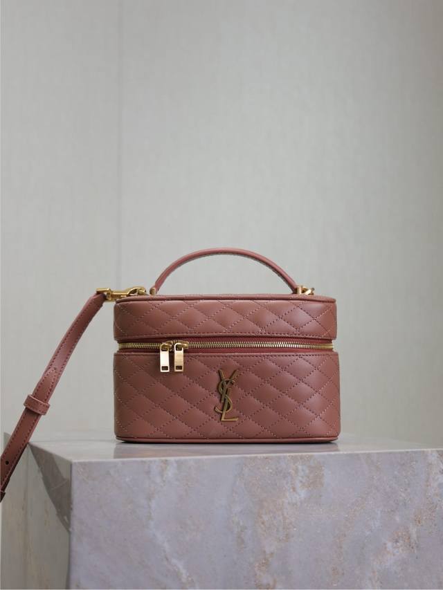 粉色 Gaby Mini 盒子包即将火爆新一季春夏的小可爱来袭~朴彩英同款化妆包 盒子包,采用小羊皮独特衔缝工艺,双拉链设计方便开合,小小包身大大容量,可拆卸调 粉色 Gaby Mini 盒子包即将火爆新一季春夏的小可爱来袭~朴彩英同款化妆包 盒子包,采用小羊皮独特衔缝工艺,双拉链设计方便开合,小小包身大大容量,可拆卸调