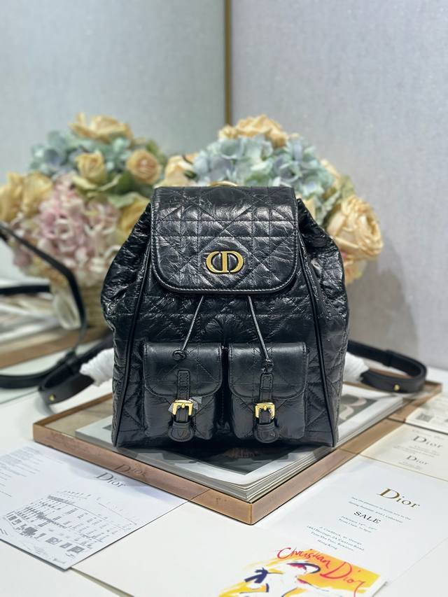 中号 Dior Caro 双肩背包 手抓纹黑色 这款 Dior Caro 双肩背包是二零二五早春成衣系列新品,彰显时尚优雅风范。采用黑色羊皮革等材质精心制作,搭 中号 Dior Caro 双肩背包 手抓纹黑色 这款 Dior Caro 双肩背包是二零二五早春成衣系列新品,彰显时尚优雅风范。采用黑色羊皮革等材质精心制作,搭