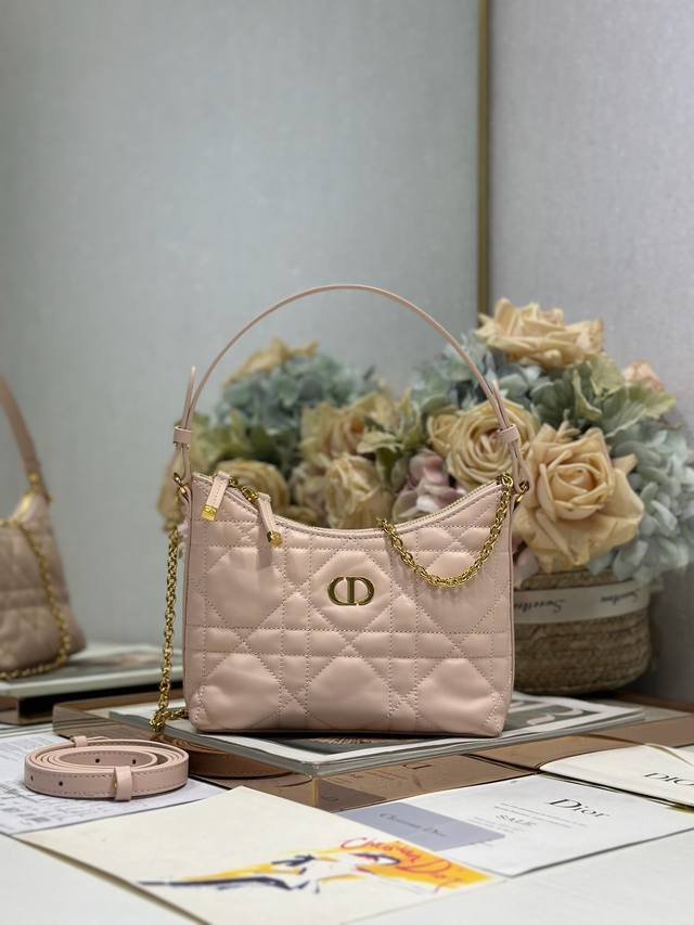 Miss Caro 迪奥之爱迷你链条手袋 粉色 这款 Miss Caro 迪奥之爱迷你链条手袋是二零二五秋冬成衣系列新品，时尚现代而不失实用功能。采用粉色羊皮革