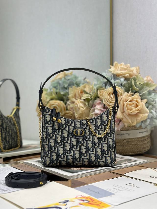 30 Montaigne 迪奥之爱迷你链条手袋 蓝D布 这款 30 Montaigne 迪奥之爱迷你链条手袋是二零二五秋冬成衣系列新品,时尚现代而不失实用功能。 30 Montaigne 迪奥之爱迷你链条手袋 蓝D布 这款 30 Montaigne 迪奥之爱迷你链条手袋是二零二五秋冬成衣系列新品,时尚现代而不失实用功能。