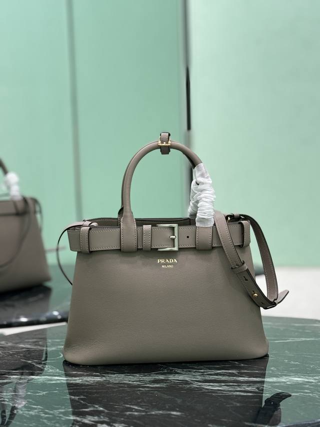 束带手提包 小号 全新Doublebag购物袋Double系列进口牛皮，内里配全羊皮，优雅简洁的包身设计正面印花字母Logo，标识手提肩带可调节长短，内置三个隔