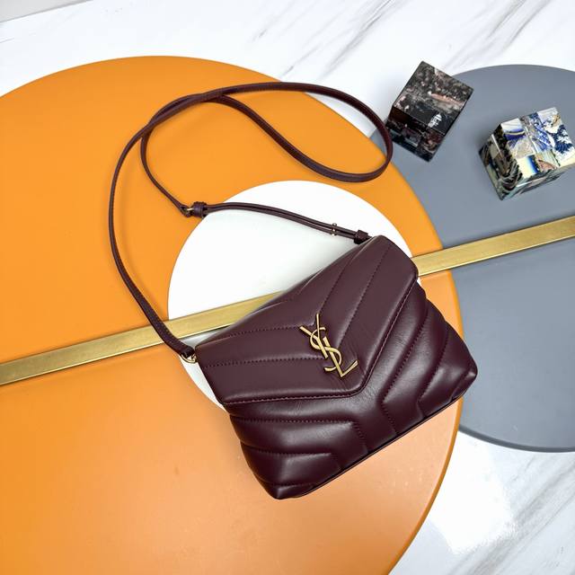 原单 枣红 金扣P Loulou迷你号斜挎包原单版本来袭！整包采用柔软的意大利羊皮制作，搭配经典的Y家斜条纹绗缝工艺，拥有柔和质地的前翻盖袋，肩带可调节亦可拆成