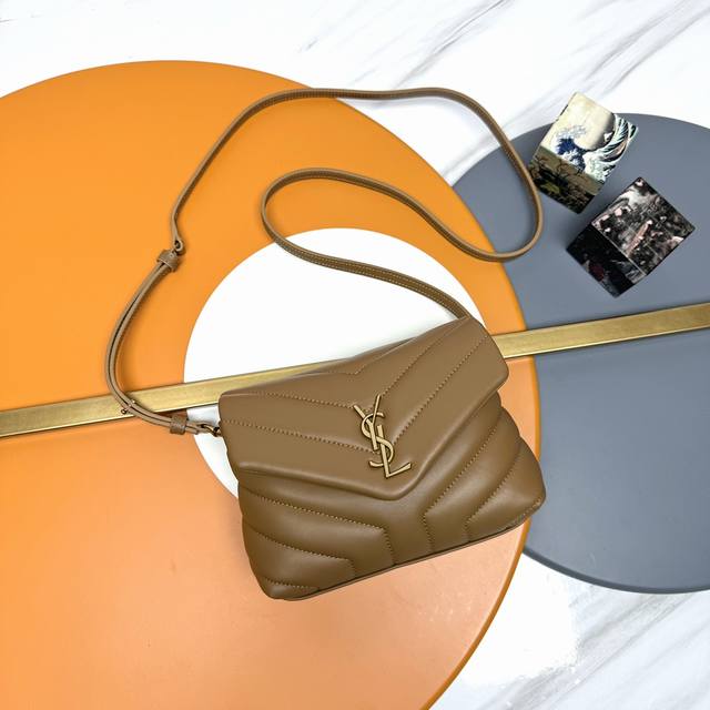 原单 焦糖色 金扣P Loulou迷你号斜挎包原单版本来袭！整包采用柔软的意大利羊皮制作，搭配经典的Y家斜条纹绗缝工艺，拥有柔和质地的前翻盖袋，肩带可调节亦可拆