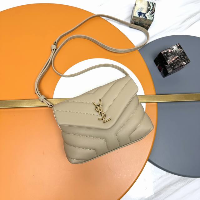 原单 杏色 金扣P Loulou迷你号斜挎包原单版本来袭！整包采用柔软的意大利羊皮制作，搭配经典的Y家斜条纹绗缝工艺，拥有柔和质地的前翻盖袋，肩带可调节亦可拆成