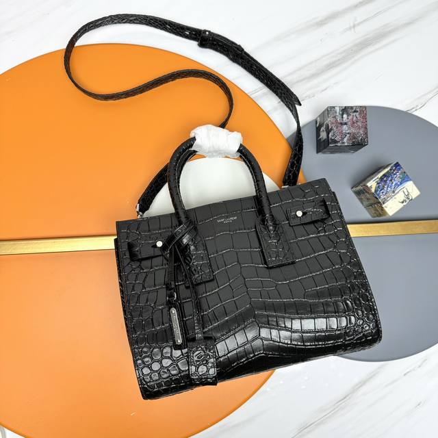 鳄鱼纹26Cm 柔软质地Sac De Jour鳄鱼纹 比起原来的经典形状，更显酷，因为加了五金的原因，变得更加霸气！正品 P30550，正品开模，毫无差距！出入