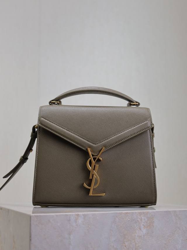 橄榄绿金扣 鱼子酱Cassandra Mini手拎包！这个系列特别的设计就是它的旋转式金属扣，匠心设计工艺复杂程度非同一般；内部设有隔层分开形成两个大容量的内袋