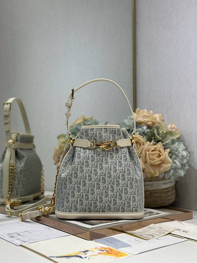 C'est Dior 大号手袋 椰子蓝D布 这款 C'est Dior 手袋是二零二三秋季新品,优雅而经典。饰以椰子蓝色 Oblique 印花,米色牛皮革细节提 C'est Dior 大号手袋 椰子蓝D布 这款 C'est Dior 手袋是二零二三秋季新品,优雅而经典。饰以椰子蓝色 Oblique 印花,米色牛皮革细节提