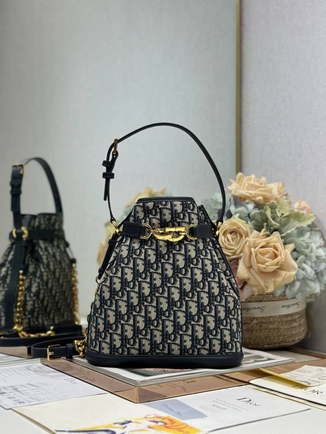 C'est Dior 大号手袋 蓝D布 这款 C'est Dior 手袋是二零二三秋季新品,优雅而经典。饰以蓝色 Oblique 印花,蓝色牛皮革细节提升格调。 C'est Dior 大号手袋 蓝D布 这款 C'est Dior 手袋是二零二三秋季新品,优雅而经典。饰以蓝色 Oblique 印花,蓝色牛皮革细节提升格调。