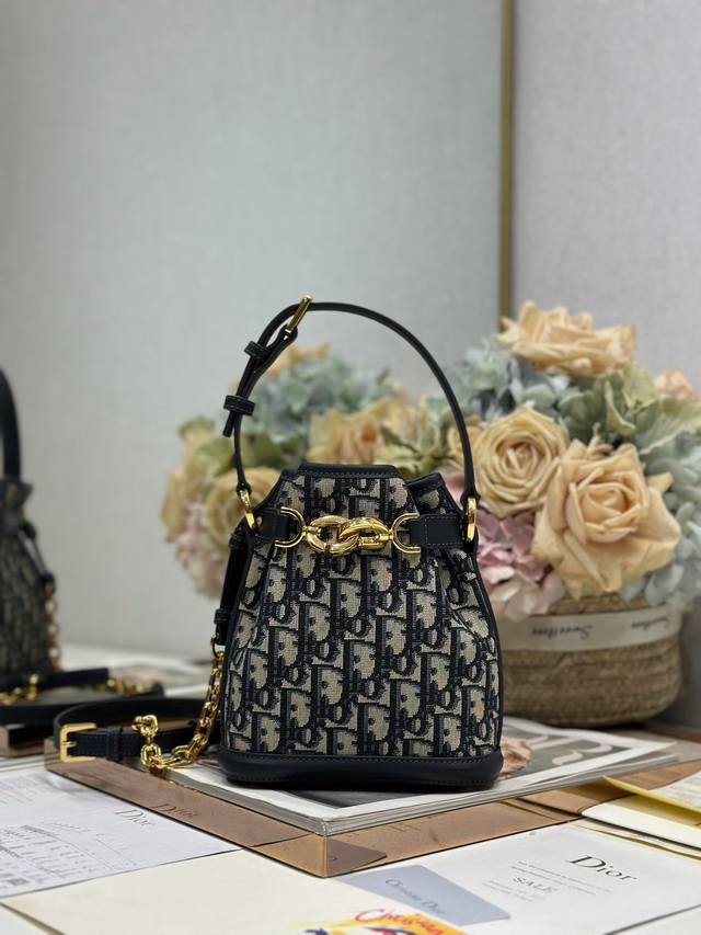 C'est Dior 小号手袋 蓝D布 这款 C'est Dior 手袋是二零二三秋季新品,优雅而经典。饰以蓝色 Oblique 印花,蓝色牛皮革细节提升格调。 C'est Dior 小号手袋 蓝D布 这款 C'est Dior 手袋是二零二三秋季新品,优雅而经典。饰以蓝色 Oblique 印花,蓝色牛皮革细节提升格调。