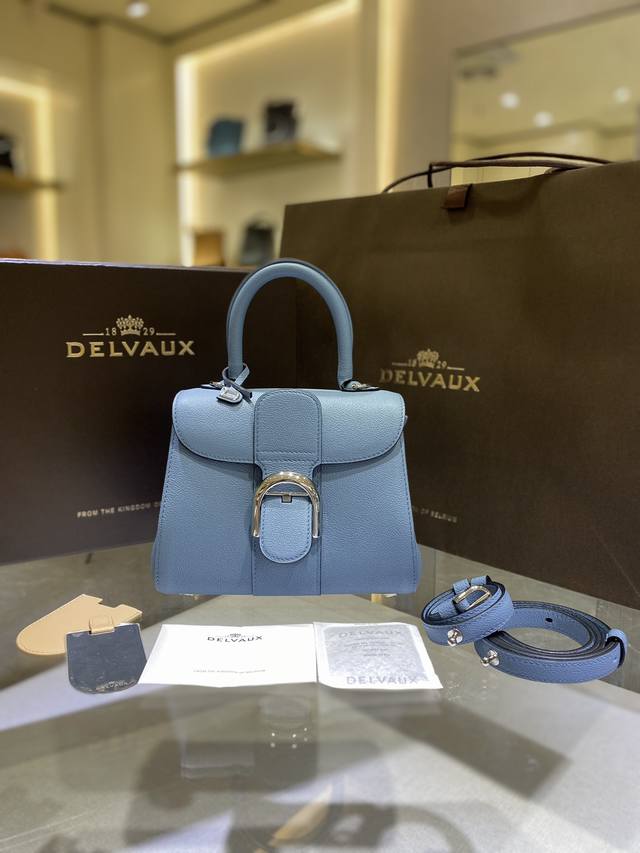 Delvau太平洋蓝Mini以RodéOcalf粒纹皮打造的Brillant 包袋因简洁的皮革剪裁和优美流畅的线条脱颖而出，标志性的“D”形银色饰扣象征着Del