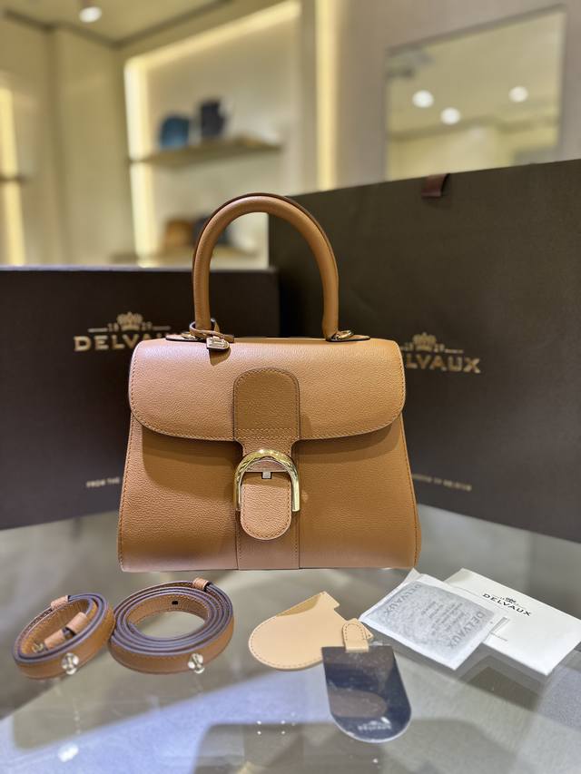 Delvau焦糖全新Pm以RodéOcalf粒纹皮打造的Brillantpm包袋因简洁的皮革剪裁和优美流畅的线条脱颖而出，标志性的“D”形银色饰扣象征着Delv
