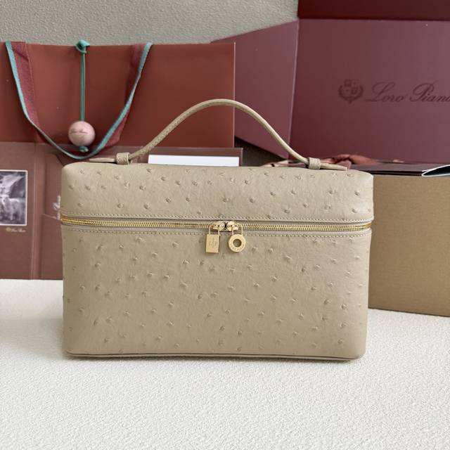 Extra Pocket L27 金扣颜色：奶茶这款宽口手拿包采用珍贵的皮制作，数道手工匠艺使皮革呈现出光滑且别致的纹理。搭配胶带的小巧设计造就实用百搭特色，是