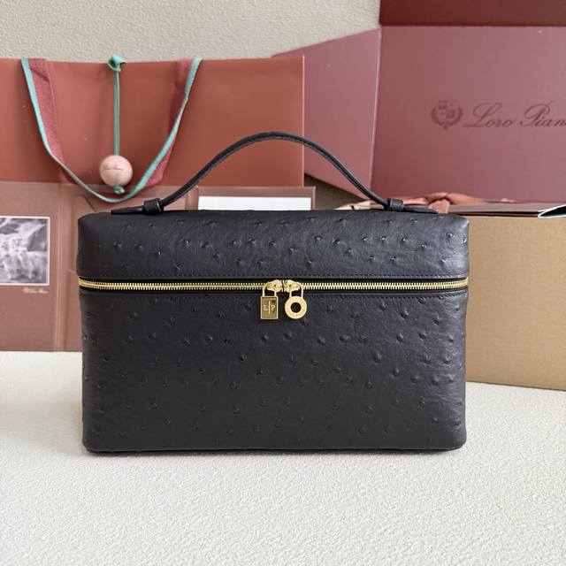 Extra Pocket L27 金扣颜色：黑色这款宽口手拿包采用珍贵的皮制作，数道手工匠艺使皮革呈现出光滑且别致的纹理。搭配胶带的小巧设计造就实用百搭特色，是