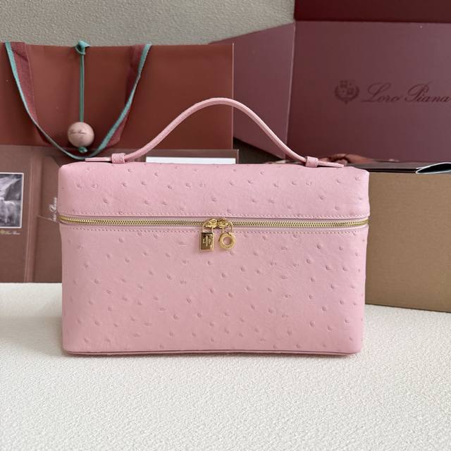 Extra Pocket L27 金扣颜色：樱花粉这款宽口手拿包采用珍贵的皮制作，数道手工匠艺使皮革呈现出光滑且别致的纹理。搭配胶带的小巧设计造就实用百搭特色，