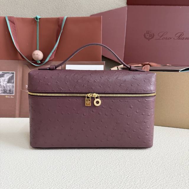 Extra Pocket L27 金扣颜色：酒红这款宽口手拿包采用珍贵的皮制作，数道手工匠艺使皮革呈现出光滑且别致的纹理。搭配胶带的小巧设计造就实用百搭特色，是