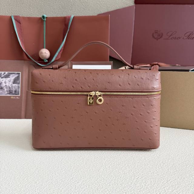 Extra Pocket L27 金扣颜色：砖红这款宽口手拿包采用珍贵的皮制作，数道手工匠艺使皮革呈现出光滑且别致的纹理。搭配胶带的小巧设计造就实用百搭特色，是