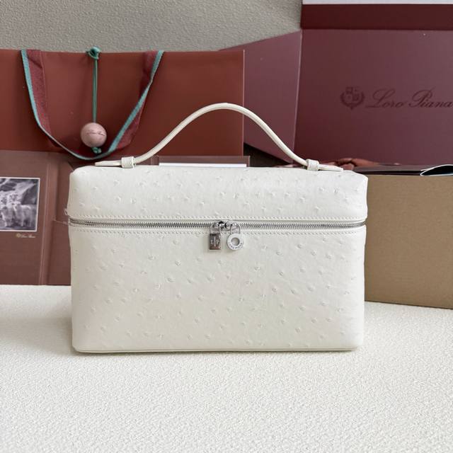 Extra Pocket L27 银扣颜色：嫩白色这款宽口手拿包采用珍贵的皮制作，数道手工匠艺使皮革呈现出光滑且别致的纹理。搭配胶带的小巧设计造就实用百搭特色，